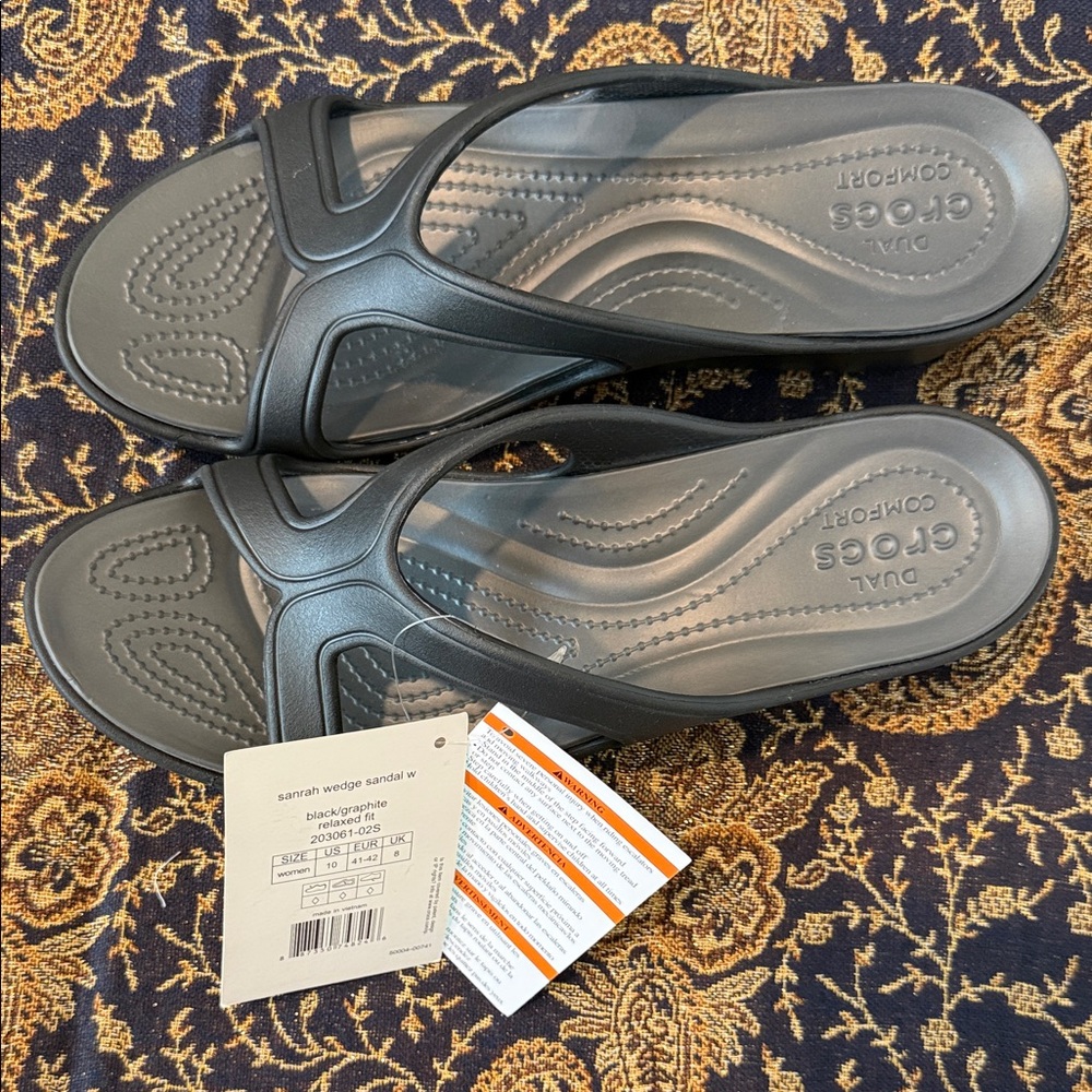 New CROCS Sanrah Wedge Sandals, size 10 NWT (C4)